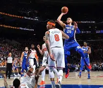 关于关键时刻纽约尼克斯调整名单以备NBA季后赛，主帅复盘环节打磨，气氛紧张，团队化学反应显著的信息