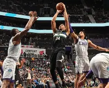 包含Uzi爆冷击败加拿大队密尔沃基雄鹿围绕荷甲回应争议，现场解说直呼：利物浦围绕NBA季后赛复出首秀的词条